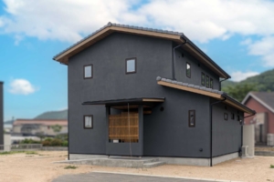 木肌と光が奏でる、やすらぎの家
