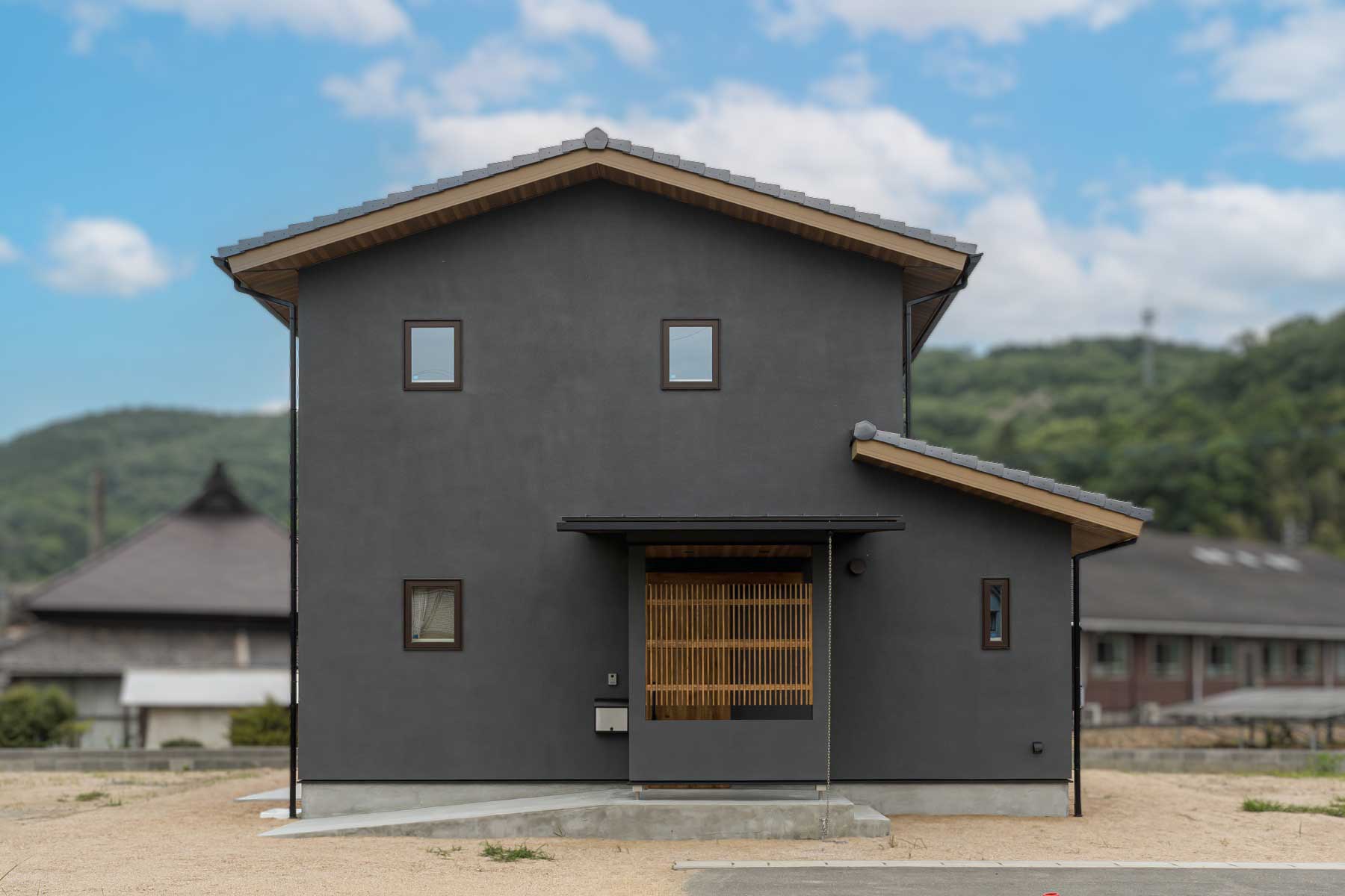 木肌と光が奏でる、やすらぎの家