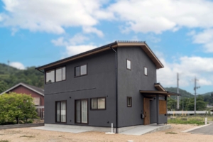 木肌と光が奏でる、やすらぎの家