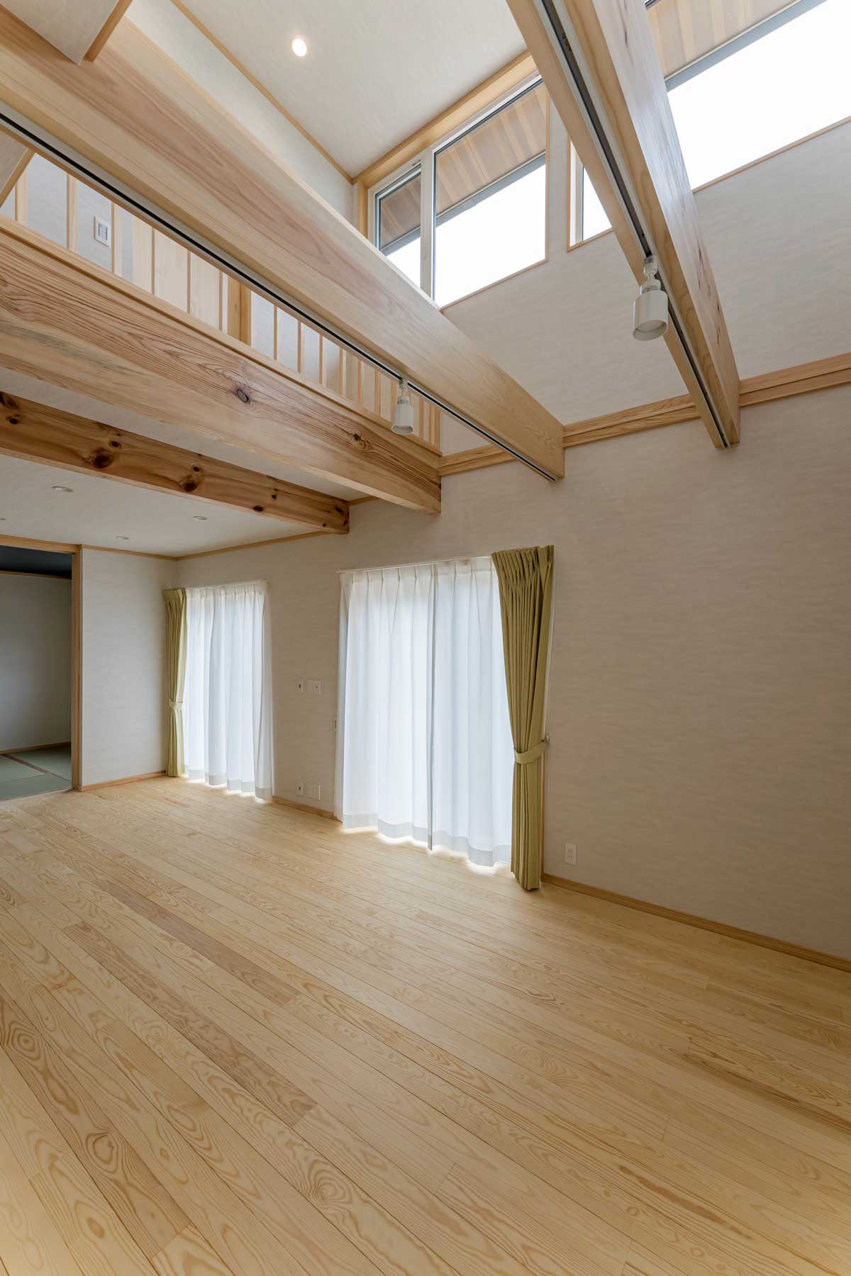 木肌と光が奏でる、やすらぎの家