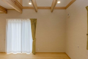 木肌と光が奏でる、やすらぎの家