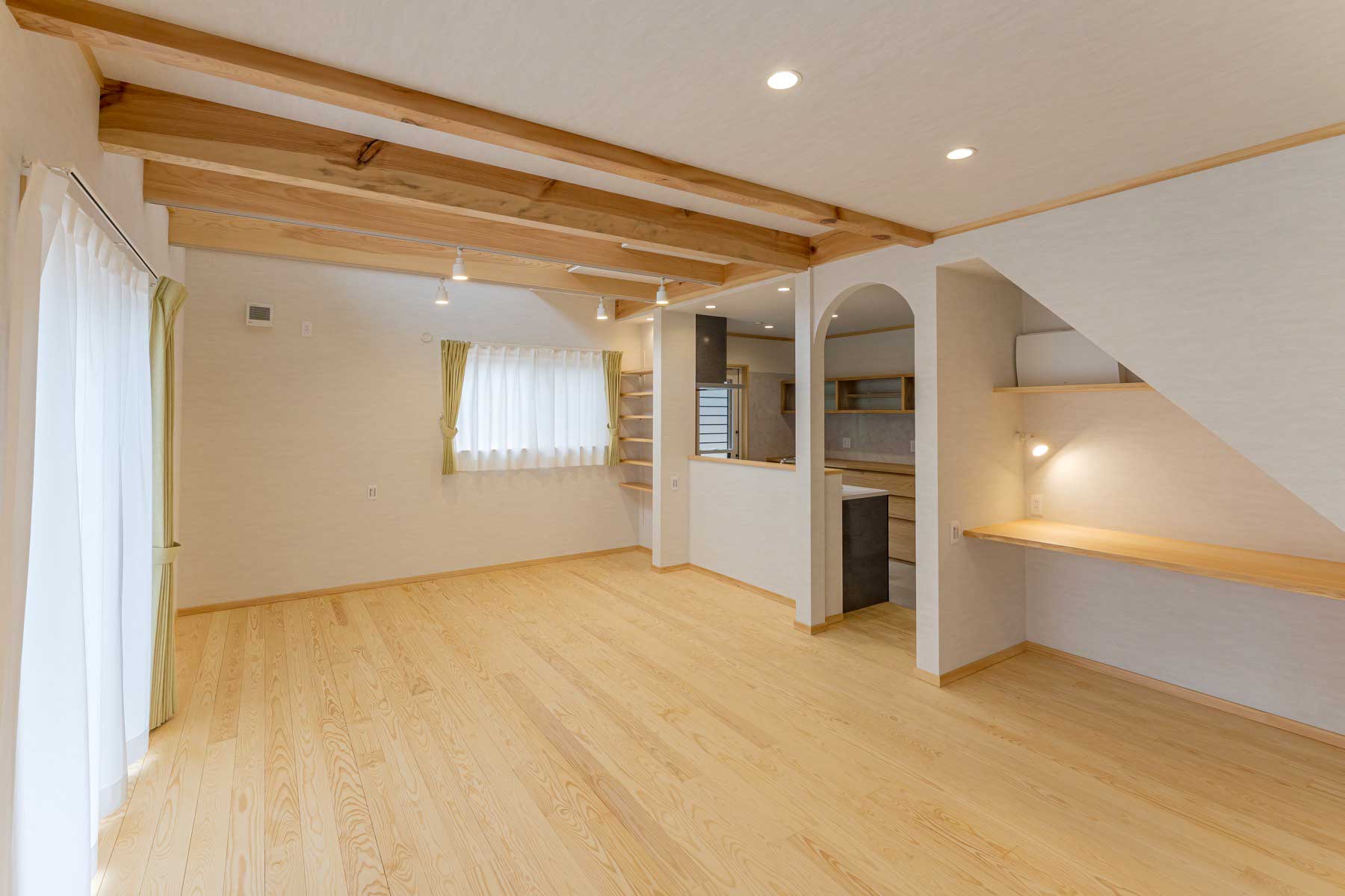 木肌と光が奏でる、やすらぎの家