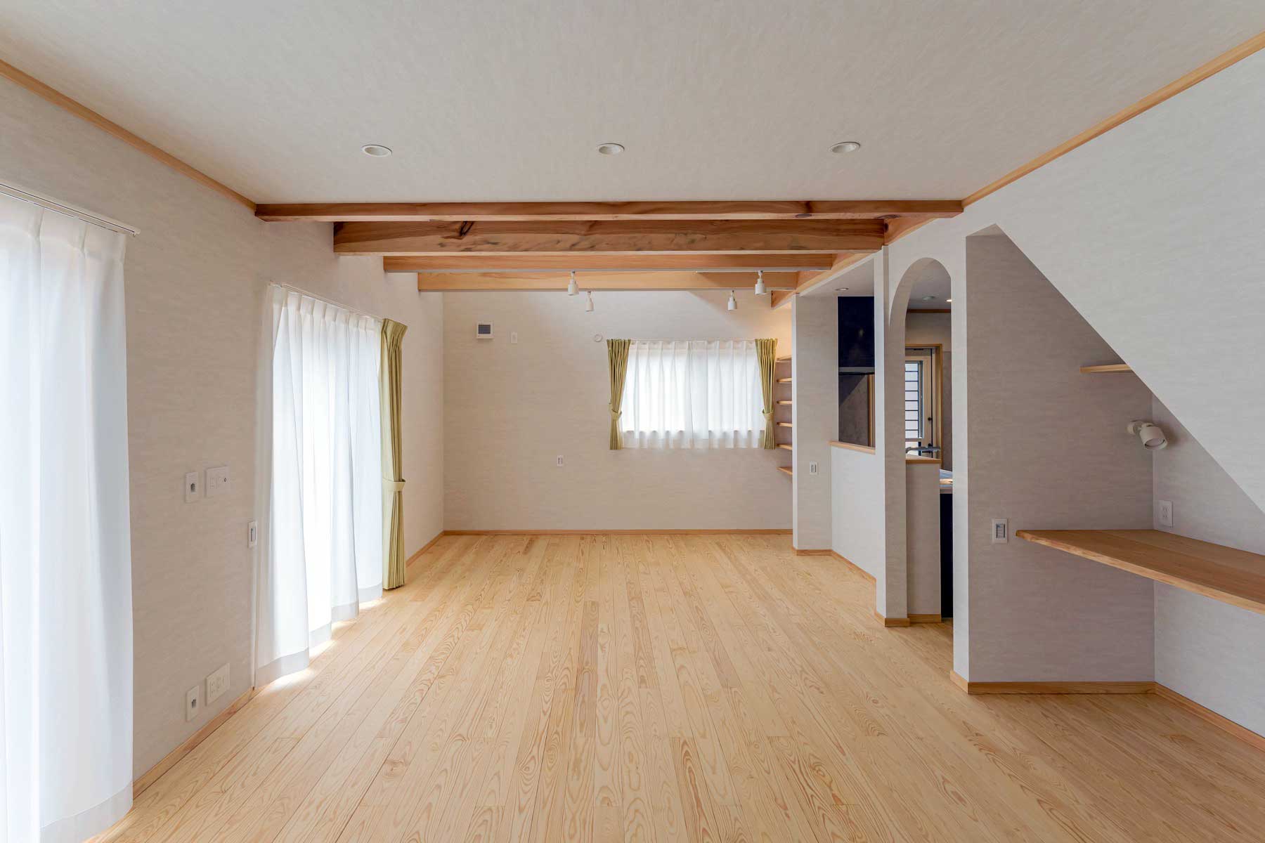 木肌と光が奏でる、やすらぎの家