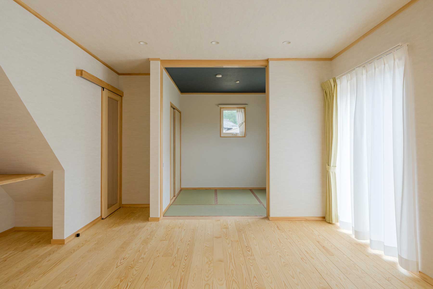 木肌と光が奏でる、やすらぎの家