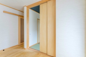 木肌と光が奏でる、やすらぎの家