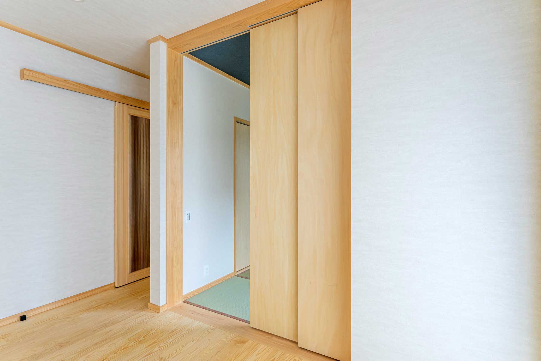木肌と光が奏でる、やすらぎの家