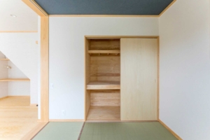 木肌と光が奏でる、やすらぎの家