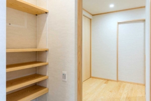 木肌と光が奏でる、やすらぎの家