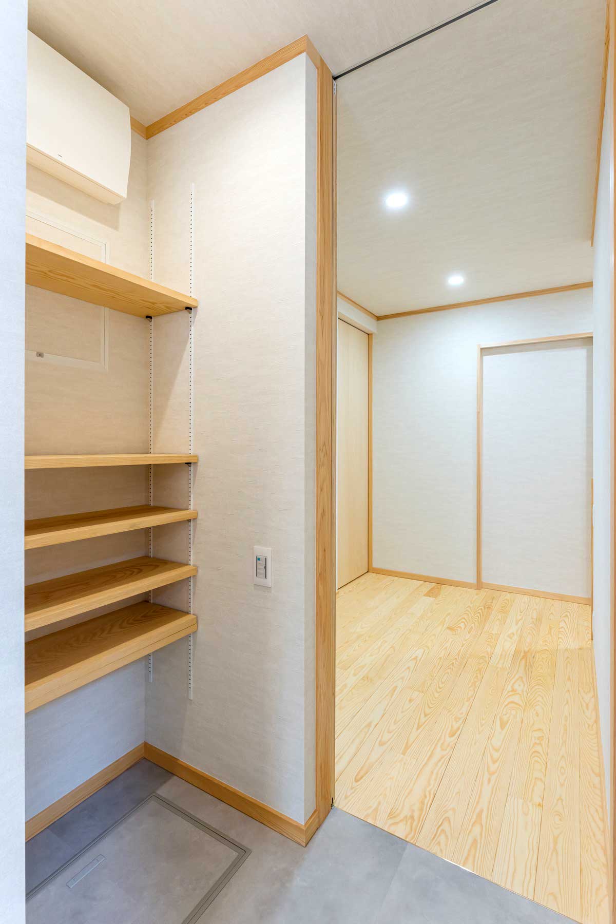 木肌と光が奏でる、やすらぎの家