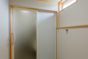 木肌と光が奏でる、やすらぎの家