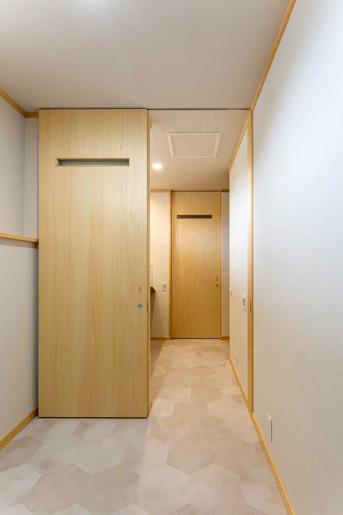木肌と光が奏でる、やすらぎの家