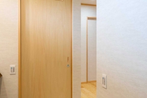 木肌と光が奏でる、やすらぎの家