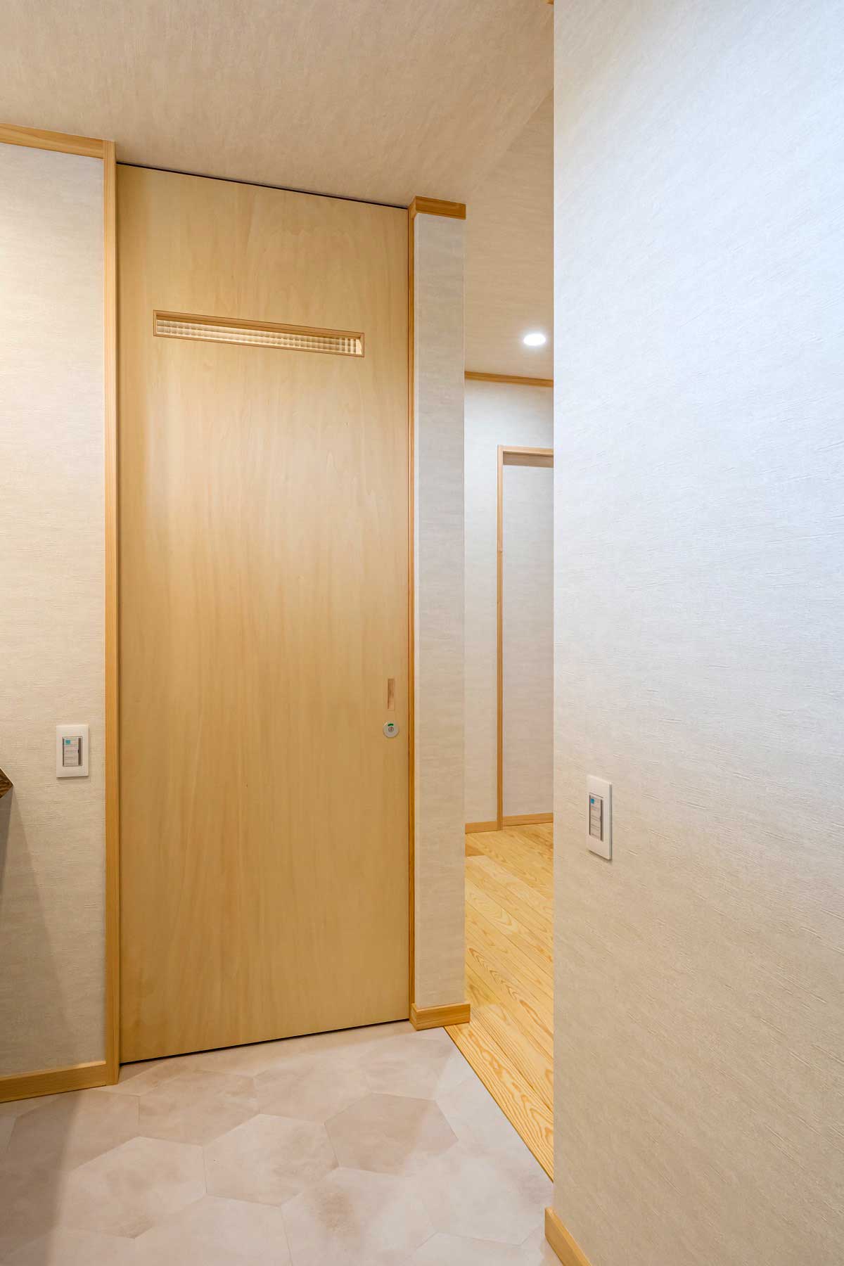 木肌と光が奏でる、やすらぎの家
