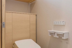 木肌と光が奏でる、やすらぎの家