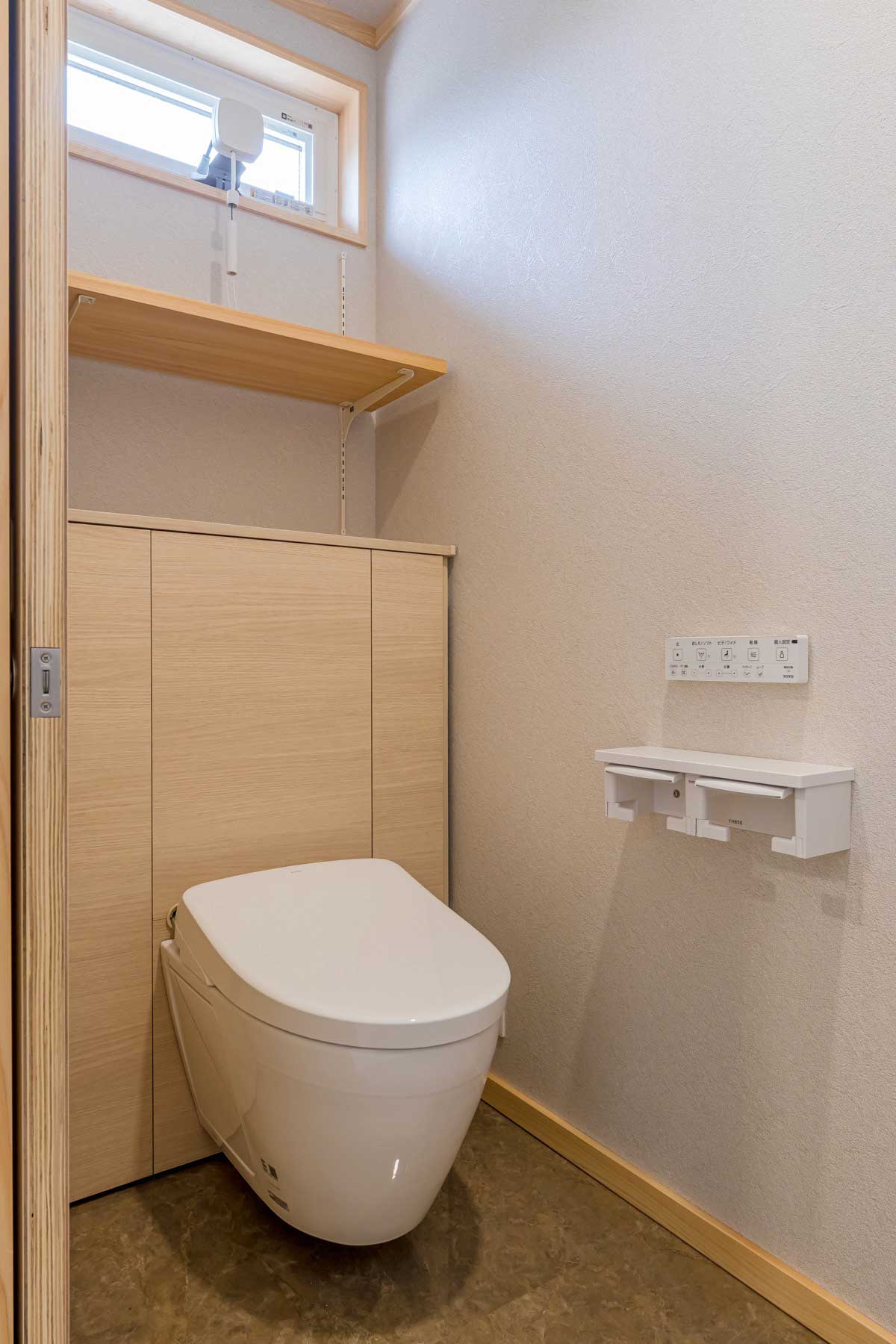 木肌と光が奏でる、やすらぎの家