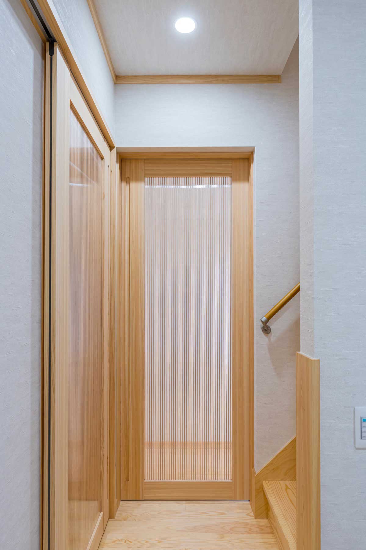 木肌と光が奏でる、やすらぎの家