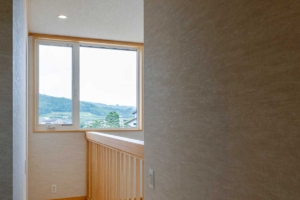 木肌と光が奏でる、やすらぎの家