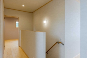 木肌と光が奏でる、やすらぎの家