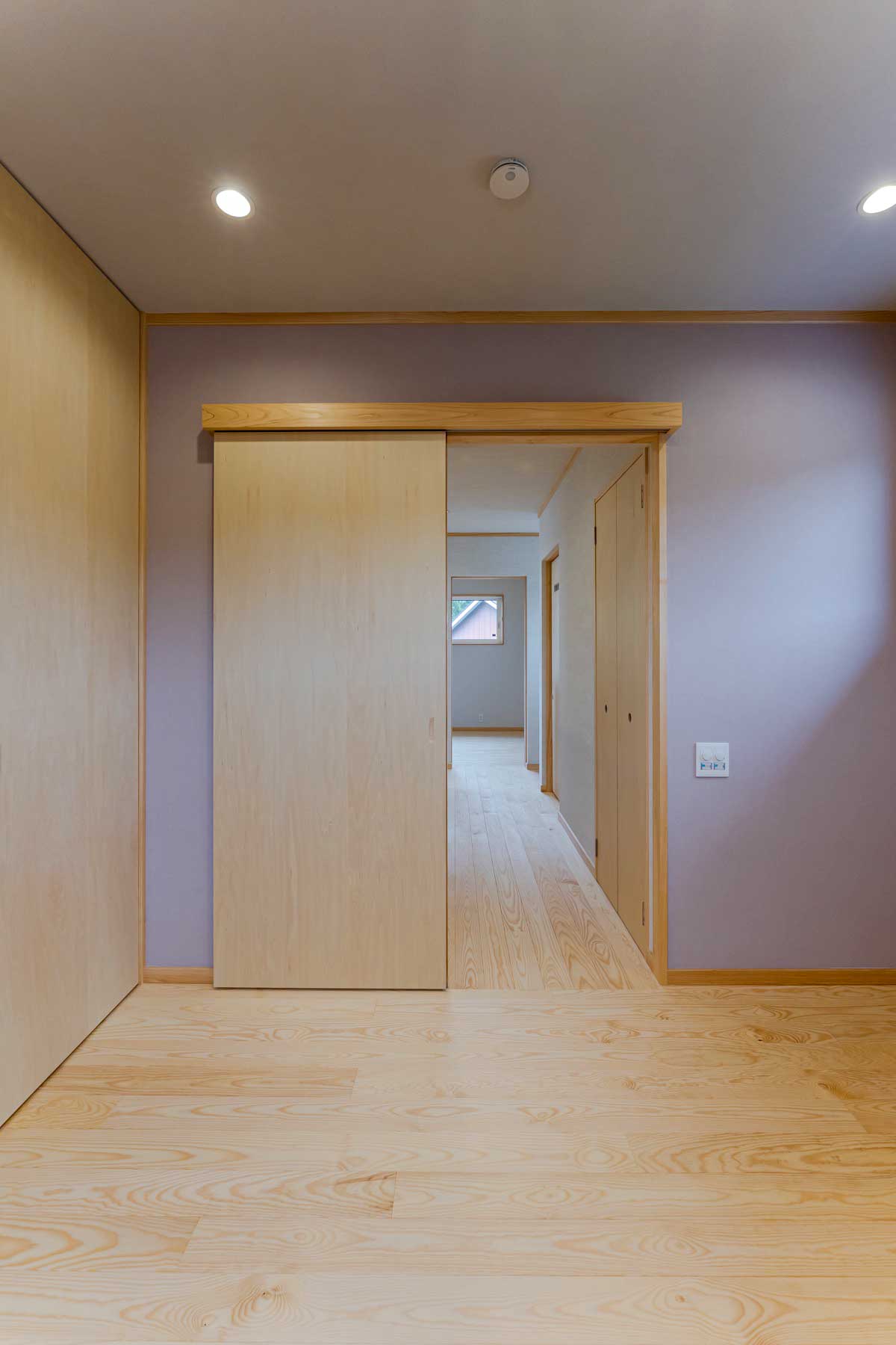 木肌と光が奏でる、やすらぎの家