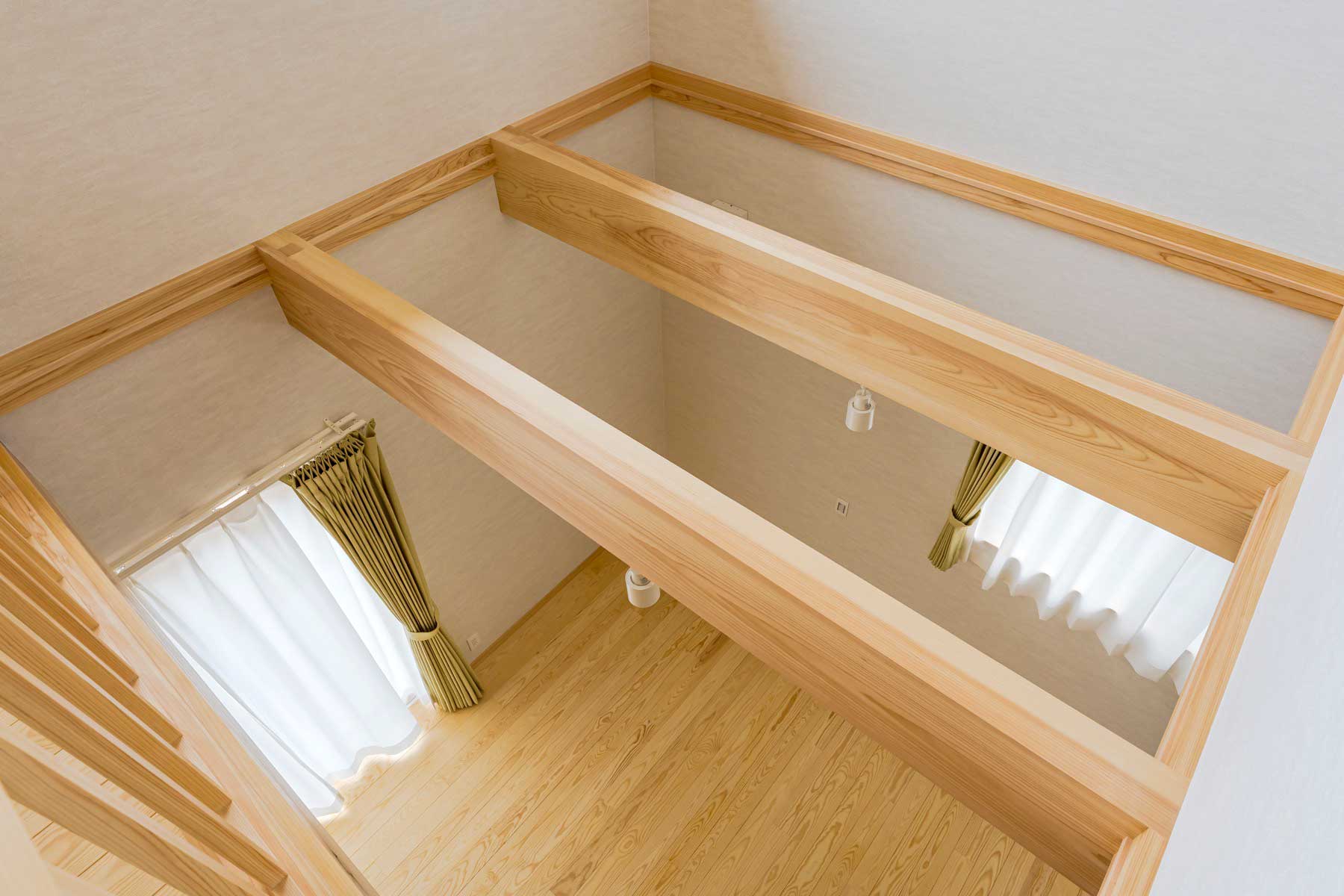 木肌と光が奏でる、やすらぎの家