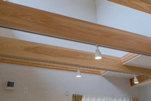 木肌と光が奏でる、やすらぎの家