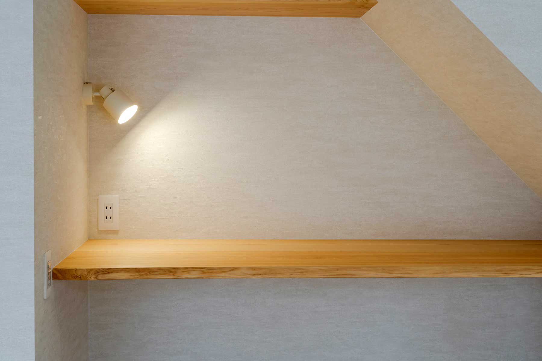 木肌と光が奏でる、やすらぎの家