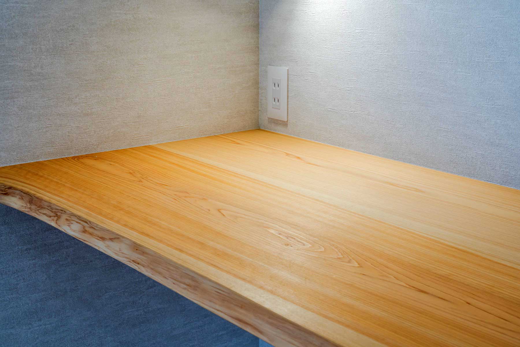 木肌と光が奏でる、やすらぎの家