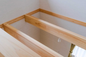 木肌と光が奏でる、やすらぎの家