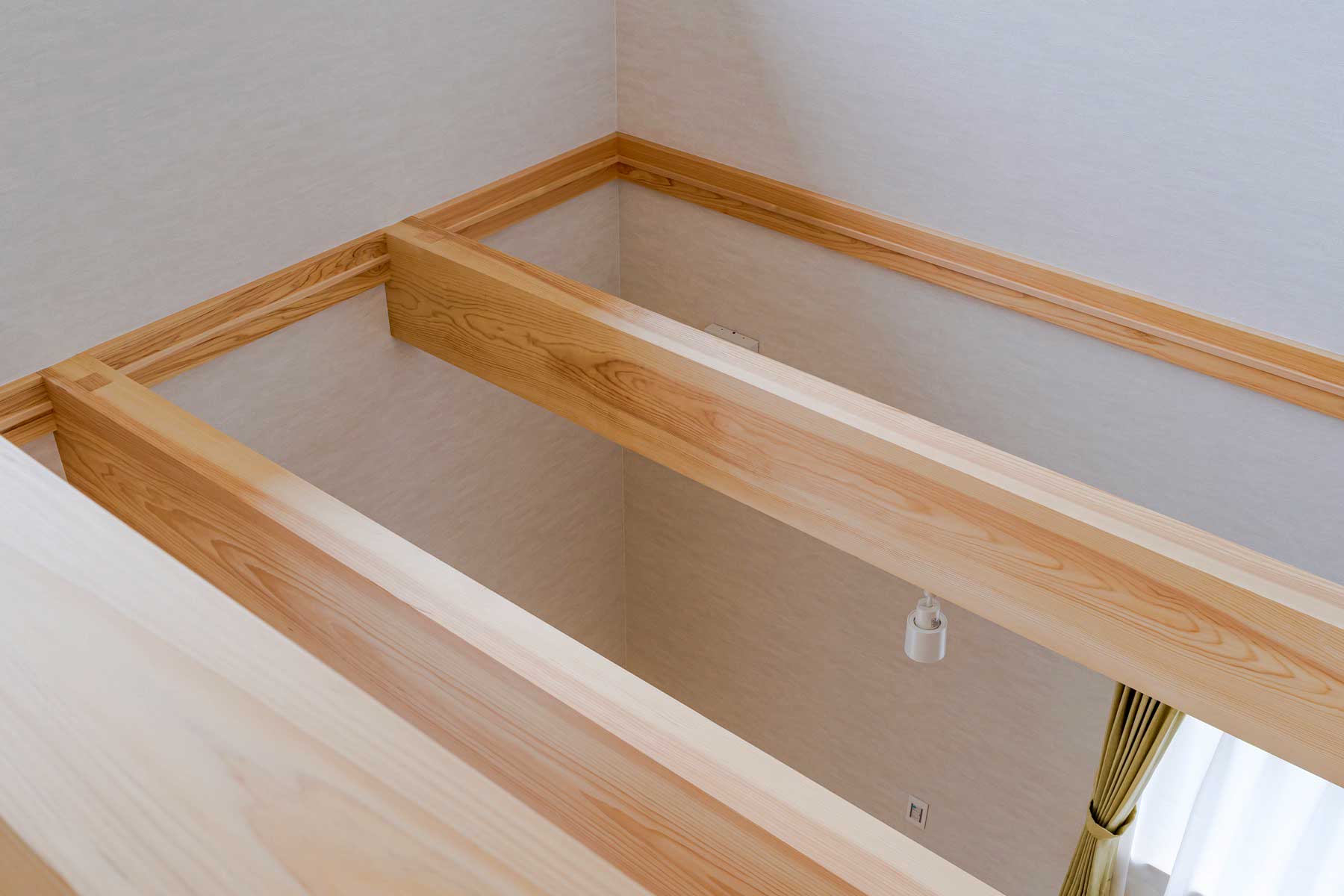 木肌と光が奏でる、やすらぎの家